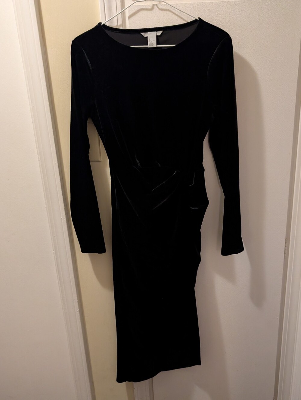 H&M Black Long-Sleeve Velvet Midi Dress